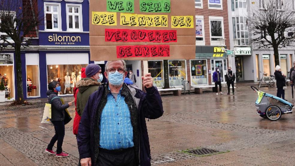 Spruchbänder und Plakate der Demonstranten von „Aurich zeigt Gesicht“ richteten sich in erster Linie gegen den Auftritt und das Gedankengut der Querdenker. © Vortanz