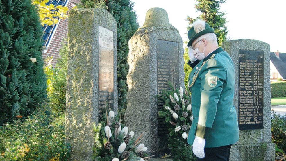 Am Ehrenmal in Diele vertrat auch Wilfried Meijer den örtlichen Schützenverein bei der Kranzniederlegung. © Foto: Hoegen