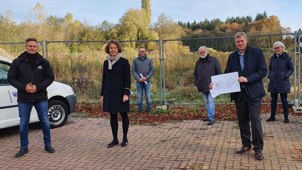 Beim Ortstermin in Logabirum: (von links) Jan Peters vom Autohaus Völcker Peters, die Leeraner Bürgermeisterin Beatrix Kuhl, der Fachdienstleiter Bauordnung bei der Stadtverwaltung Leer, Christoff Feldhoff, Architekt Ewald Lorek, der CDU-Landtagsabgeordnete Ulf Thiele und die Vorsitzende der CDU-Stadtratsfraktion, Ursel Nimmrich. © Foto: Büro Ulf Thiele