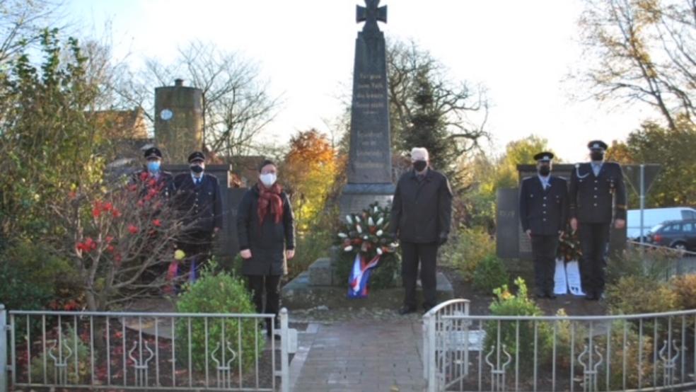 Am Ehrenmal in Stapelmoor (von links): Enno Nagel, Siegfried Buttjes von der Feuerwehr, Pastorin Wündisch-Konz, Ortsvorsteher Bernhard Siemons, Daniel Onnen und André Klare von der Kyffhäuser Kameradschaft Stapelmoor.  © Foto: privat