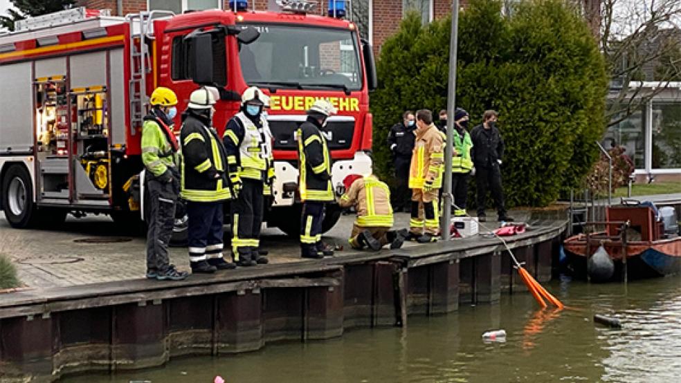 Der verunglückte Wagen ist vom Rüstwagen des Landkreises und von DLRG-Tauchern gesichert worden. © Foto: Hanken