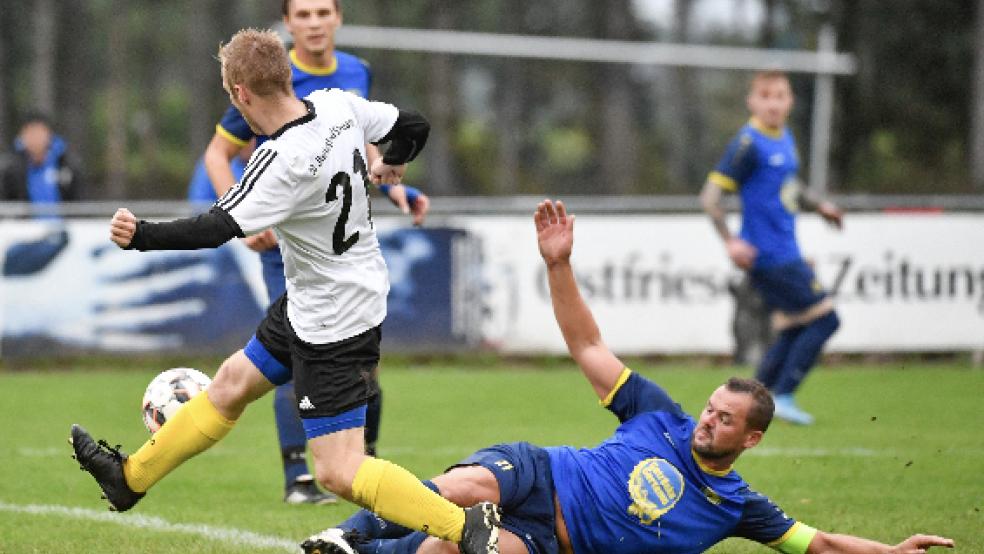 Peter Landel (unten) und Viktor Buksmann (hinter Sönke Welzel vom SV Jheringsfehn/Stikelkamp/Timmel) haben nur vier Ligapartien absolviert. © Foto: Bruins