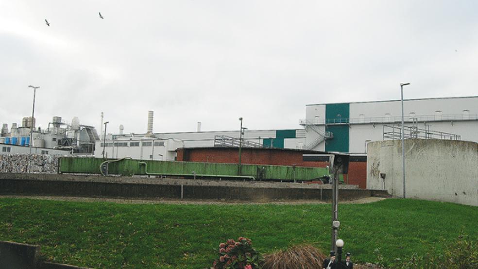 Die Kläranlage der Stadt Weener vom Tor der Anlage aus betrachtet. Im Hintergrund die Klingele-Papierfabrik. Wegen der Einschränkungen aufgrund der Corona-Pandemie ist es laut Stadtverwaltung untersagt, das Gelände zu betreten. © Foto: Hoegen
