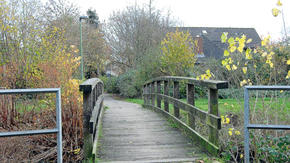 Über das Weener Sieltief führt derzeit nur diese Brücke an der Dodo-Wildvang-Straße. Die Brücke an der Hammenstiege ist abgebrochen worden. © Foto: Hoegen