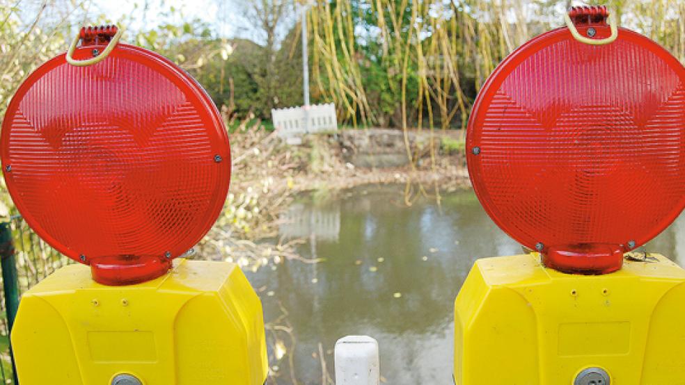 Hier geht es direkt ins Wasser: Die alte Holzbrücke über das Sieltief an der Hammenstiege wurde mittlerweile abgerissen. Ob es eine neue Brücke geben wird, ist die Frage. © Foto: Hoegen