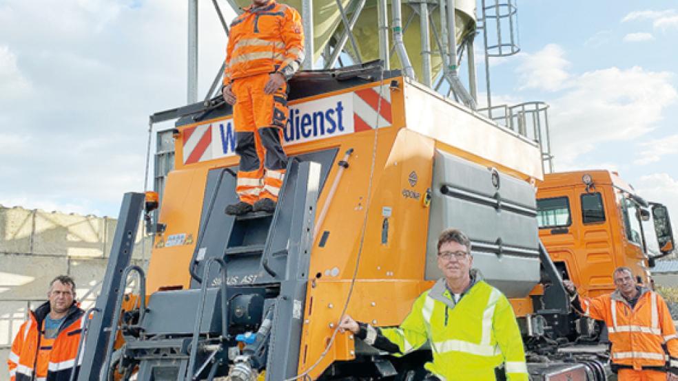 In Corona-Zeiten können leider nicht alle Rheiderländer Mitarbeiter des Bauhofs in Leer mit auf das Bild. Stellvertretend sind es hier (von links) Olaf Groenewold, Carsten de Boer, Jan Tülp und Uwe Plöger.  © Foto: Stadtwerke