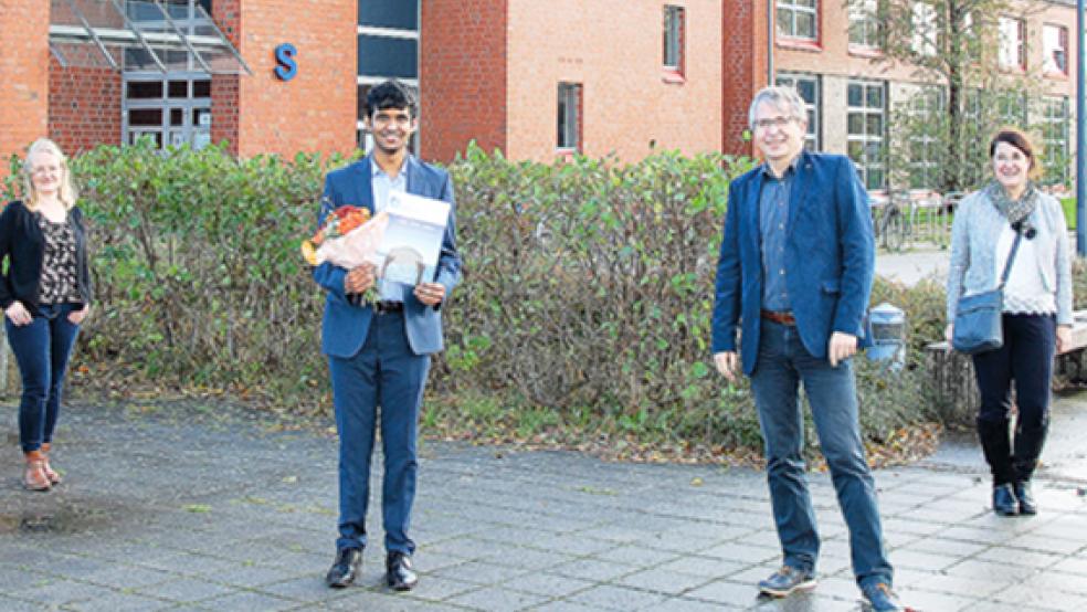 Freuen sich über den DAAD-Preis: Katja Hakkarainen, stellvertretende Leiterin des International Office der Hochschule Emden/Leer, Preisträger Vamsi Krishna Mangalampalli, Prof. Dr. Elmar Wings und Andrea Meyenburg, Leiterin des International Office (von links). © Foto: Hochschule Emden/Leer