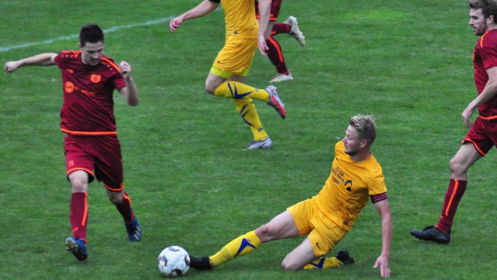 Neben Germania Leer (gelbe Trikots) und BW Papenburg sind nur noch sieben weitere Mannschaften in der Landesliga-Ems vertreten. Mit BV Cloppenburg und BV Essen haben zwei Teams bereits zurückgezogen und sind abgestiegen. © Foto: Rauch
