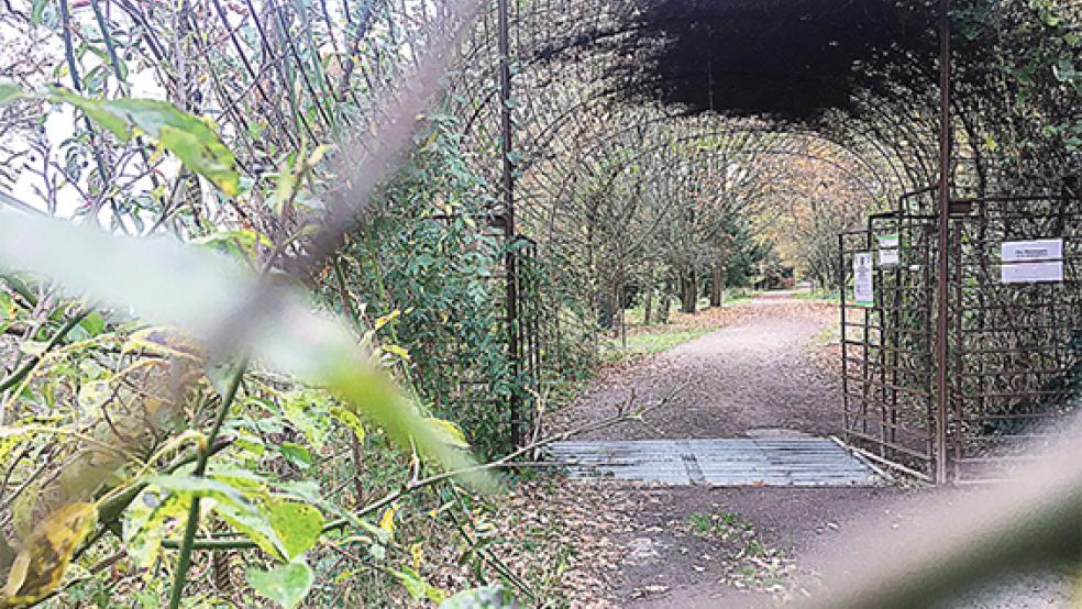 Der Hessepark ist wieder geöffnet. Am Eingang wird deutlich auf die geschützten Bereiche hingewiesen, die nicht betreten werden dürfen. © Foto: Boelmann