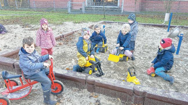 Eine Sandbaustelle und Holzpferde für den Kindergarten in Stapelmoor