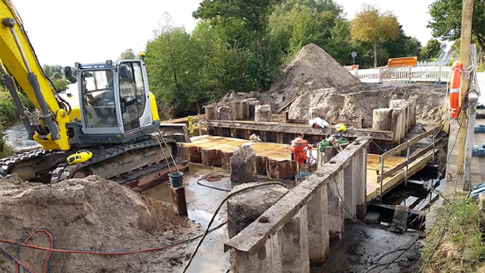 Auf der Brückenbaustelle über das Nüttermoorer Sieltief kommt es zu leichten Verzögerungen. © Foto: Landkreis Leer