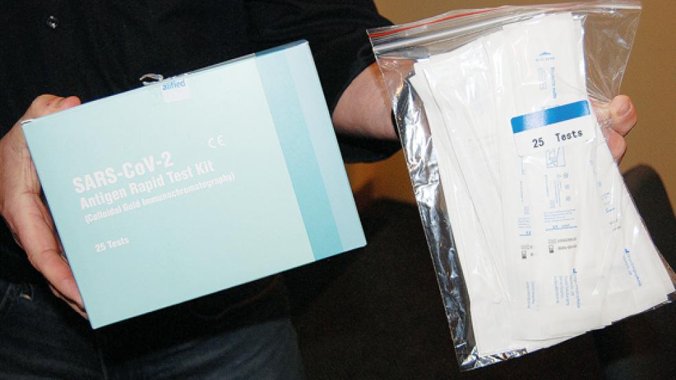 1000 Corona-Testkits hat das Altenzentrum Rheiderland in Weener bestellt, gestern wurden zehn Mitarbeiterinnen im Umgang mit diesen Testkits geschult. © Foto: Hoegen