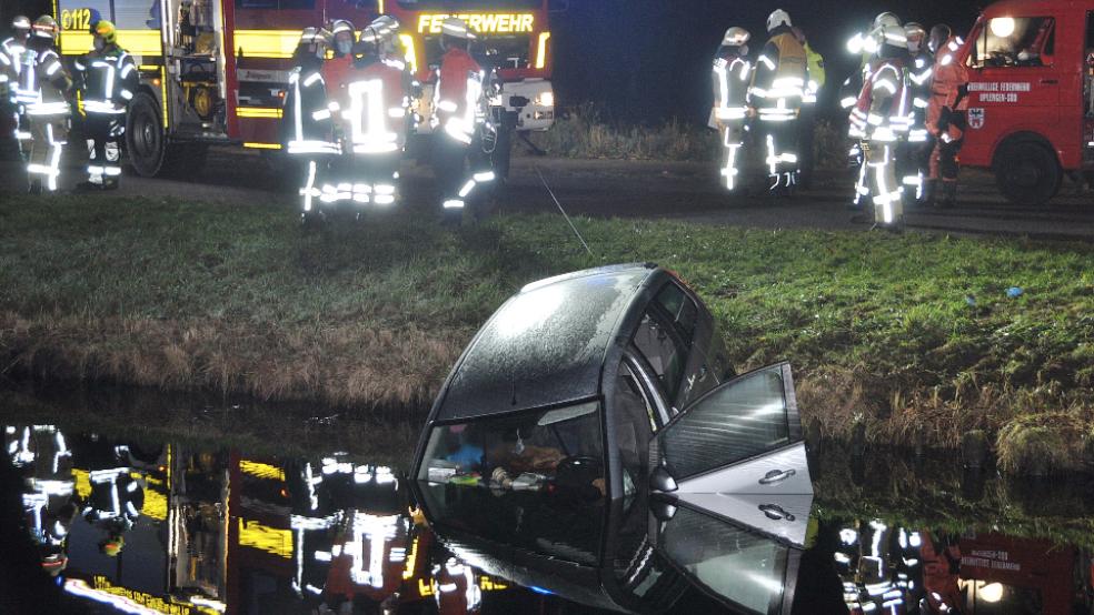 Zahlreiche Einsatzkräfte der Feuerwehr und des Rettungsdienstes waren vor Ort. © Foto: Wolters