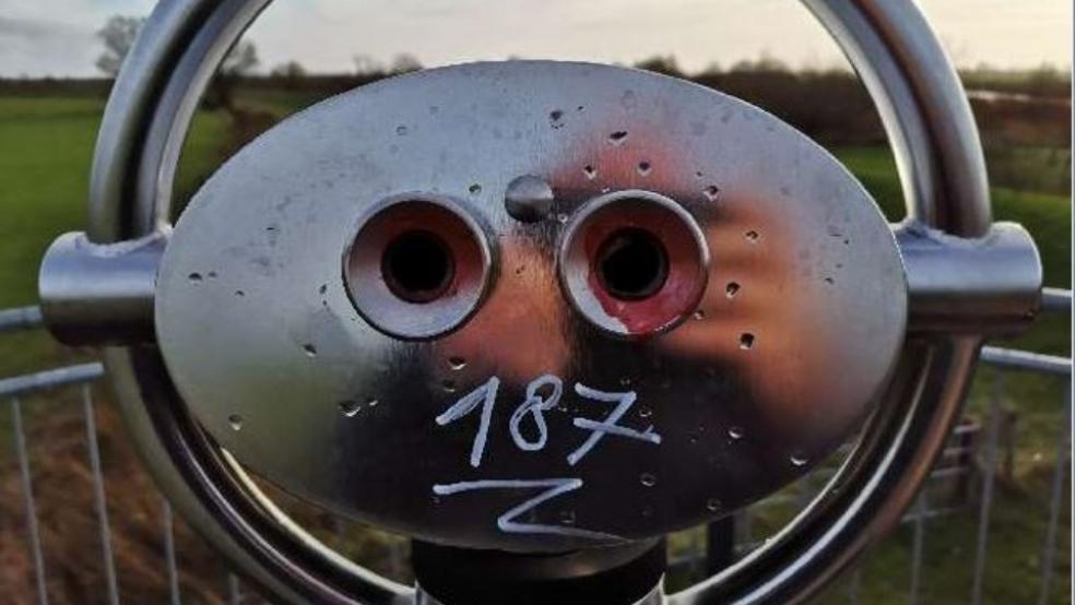 Das Fernrohr wurde erst Anfang November installiert. Der Bürgermeister der Samtgemeinde Jümme hat nun eine Belohnung für Hinweise ausgesetzt. © Foto: Polizei Leer