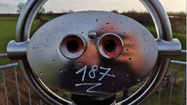 Fernrohr beschädigt: 500 Euro für Hinweise