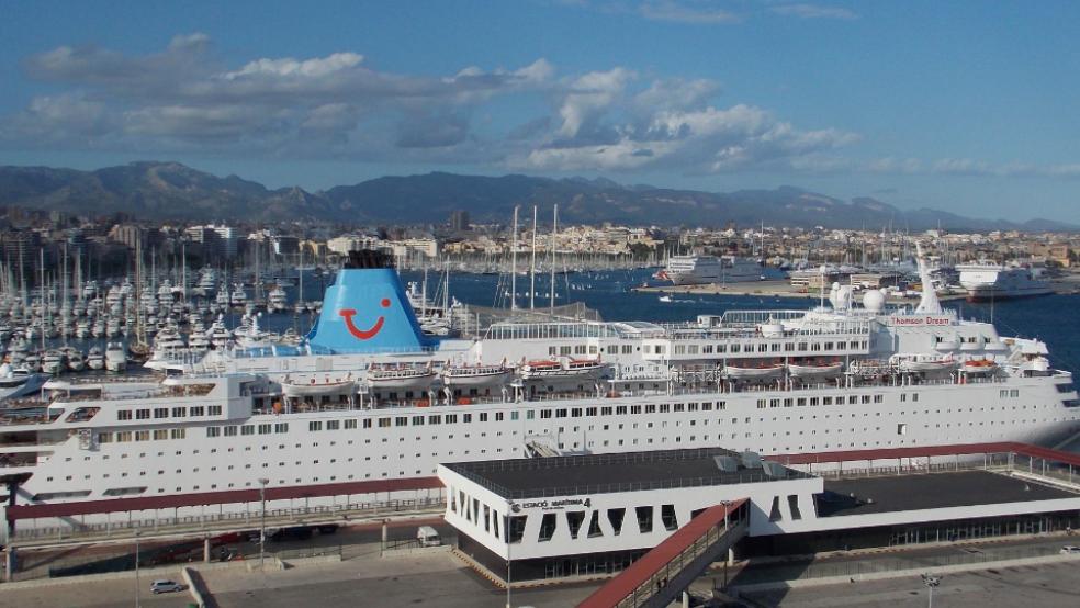Das unter dem Namen »Homeric« auf der Meyer Werft gebaute Kreuzfahrtschiff als »Thomson Dream« im Jahr 2010 im Hafen von Palma de Mallorca. © Foto: Assies
