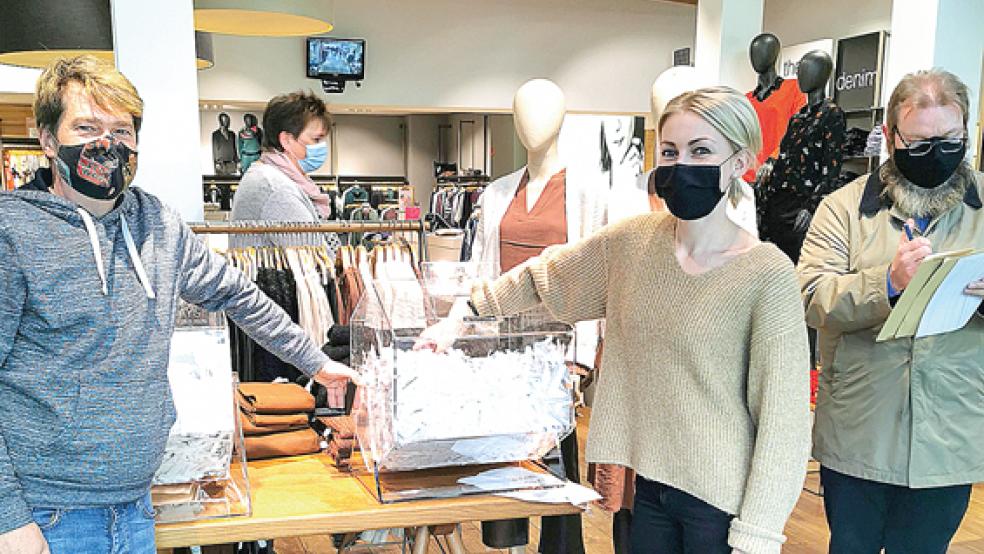 Bei der Auslosung: Von links Christian Hildebrand vom Kinderschutzbund, Glücksfee Ina Fuß und Notar Ulf Nannen.  © Foto: privat