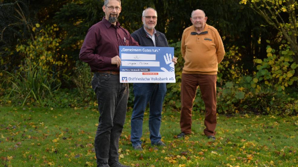 Wolfgang Hermann (links, »Get Together«) und Alfred Köller (Vorsitzender des TuS Weener) bekamen kürzlich einen Scheck über 250 Euro von Hermann Tjardes (Ostfriesischer Turn- und Sportförderverein) überreicht.  © Foto: Born