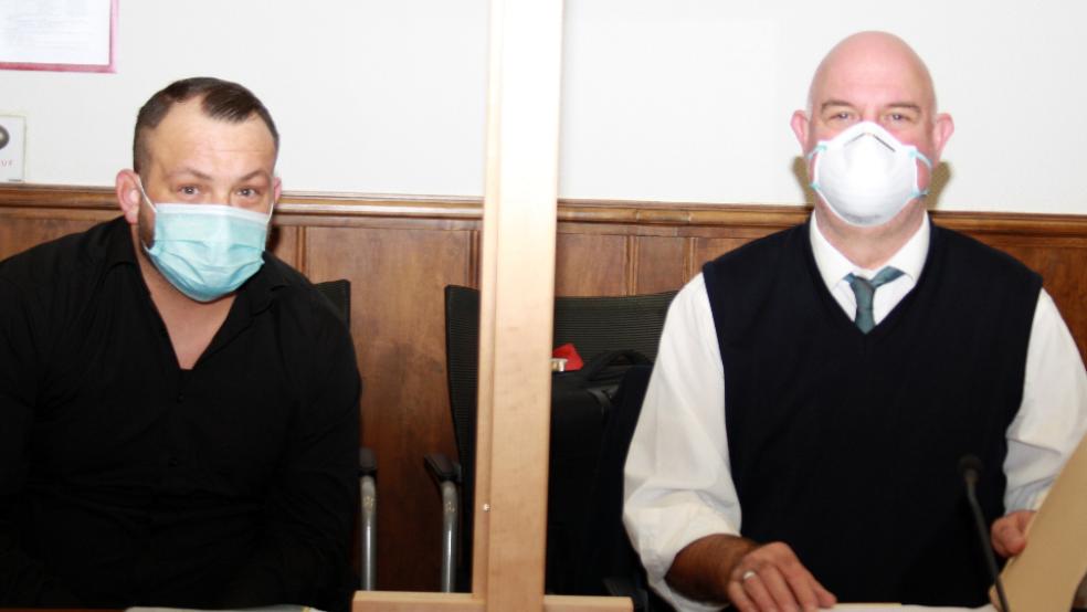 Das 33-jährige Opfer des Messerangriffs (l.) nimmt neben seinem Anwalt Ralf Giese als Nebenkläger am Prozess teil. © Foto: Ricken