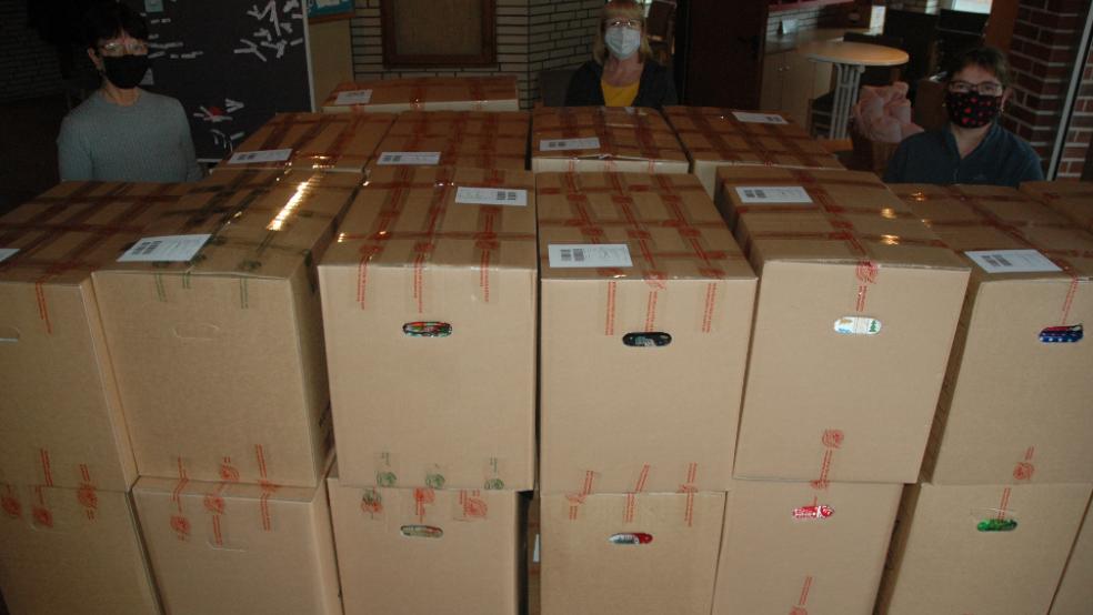 Bereit zum Abtransport: Im Gemeindehaus der Baptisten in Weener verluden (von links) Heidi Ewaldt, Linda Glowczewski und Monika Haase gestern die gespendeten Geschenke für die Aktion »Weihnachten im Schuhkarton« auf einen Lkw. © Foto: Szyska