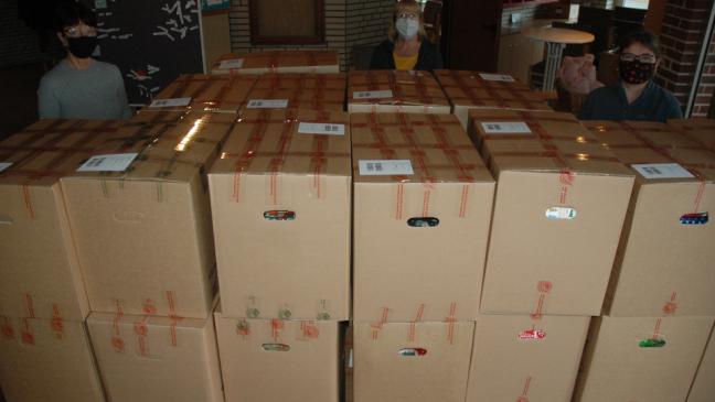 341 Kartons mit Geschenken