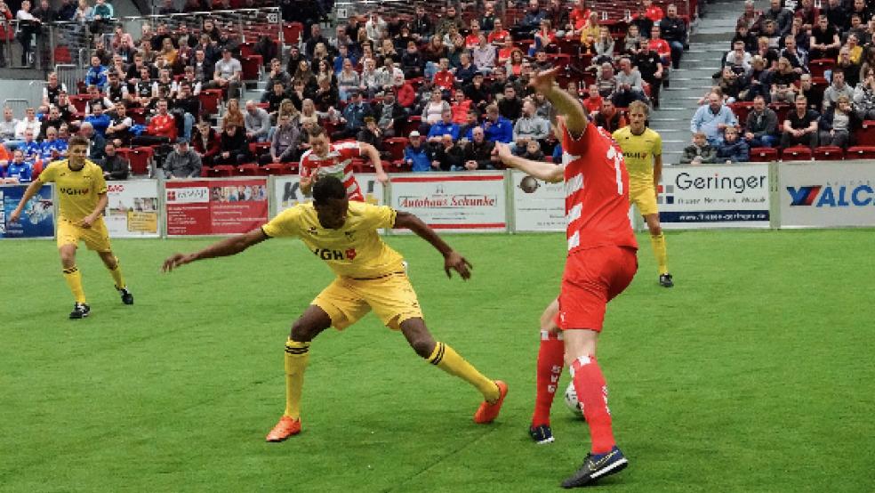 Der Aurich-Cup mit hochkarätigen Partien wie Kickers Emden (in gelb) gegen den SV Großefehn wird in diesem Jahr nicht stattfinden. © Foto: Vortanz