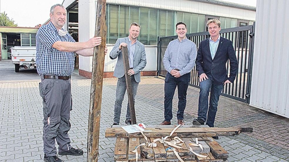 Übergabe der Bongossi-Bohlen (von links): Arno Oltmanns, Tischlermeister und Abteilungsleiter der Lebenshilfe-Holzwerkstatt, Marten Paul, Tischlermeister und Betriebswirt in der Produktionsplanung und -steuerung der Lebenshilfe, Tassilo Flentje, Assistent in der technischen Inspektion bei Briese Research-Forschungsschifffahrt und Kapitän Klaus Küper, Leiter der Forschungsschifffahrt. © Foto: Lebenshilfe