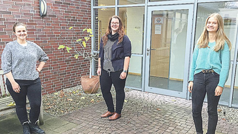 Freude über ein erfüllendes Berufsfeld: Wiebke Schlüter, Jana Huisinga und Lena Bruns (von links) von der Lebenshilfe Leer haben ihre Ausbildung zur Heilerziehungspflege in Wildeshausen jeweils mit einem Einser-Notenschnitt abgeschlossen. © Foto: Lebenshilfe Leer