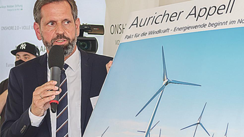 Wie bereits auf der Onshore-Konferenz in Aurich im September (unser Archivbild) hob Minister Olaf Lies am Dienstagabend gegenüber dem BWE-Regionalverband Ostfriesland den Stellenwert der Windenergie für den Klimaschutz hervor. © Foto: Heimann