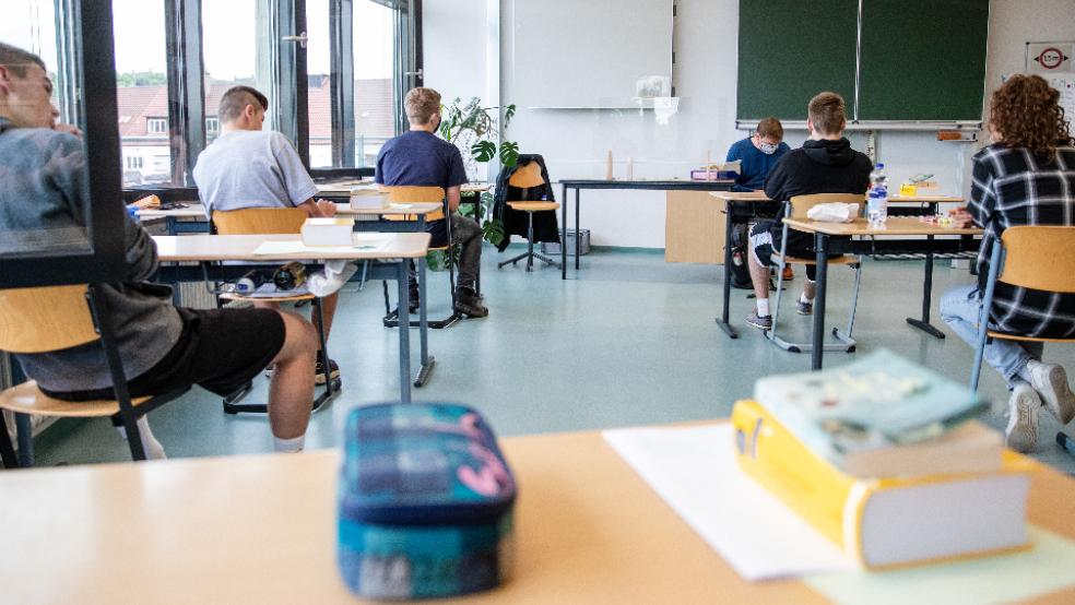 Rund 30 Menschen haben jeweils in den vergangenen drei Jahren den Haupt- oder Realschulabschluss nachgeholt. Das Abitur hat in diesem Zeitraum niemand auf dem zweiten Bildungsweg erreicht. © Symbolfoto: Christoph Schmidt/dpa/picture alliance