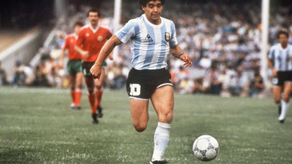 Diego Maradona war ein Fußballer, der sich oft zwischen Genie und Wahnsinn bewegte. Da sind sich die früheren Rheiderländer Spielmacher und Torjäger Micha Gerke (Stapelmoor), Robert Sonnenberg (Weener), Heinz Smeenge (Wymeer-Boen), Jan-Hermann Schulte (Ditzumerverlaat) und Ralph Schmidt (Bunde) einig. © Collage: dpa/Bruins (3)/Himstedt (1)/privat (1)