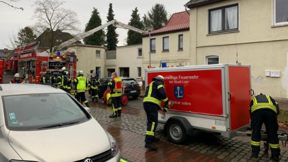 In einem Mehrfamilienhaus in der Augustenstraße in Leer löschte die Feuerwehr einen Brand in einer Zwischendecke. © Foto: Feuerwehr