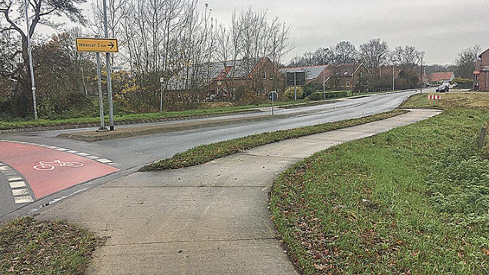 Sorgt weiter für Diskussionen: der rund 27 Meter kurze Radweg beim Kreisel in Stapelmoor.  © Foto: Boelmann