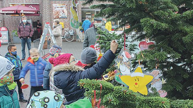 Mit Begeisterung den Baum verziert