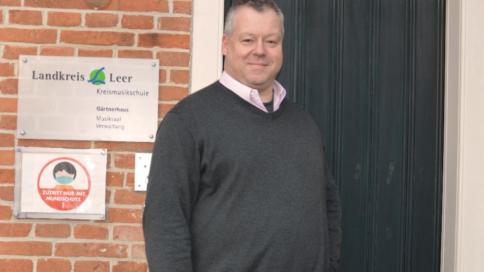 Stefan Leja ist der neue Leiter der Kreismusikschule. Sein Stellvertreter ist Dimitri Melnik. © Foto: Landkreis Leer