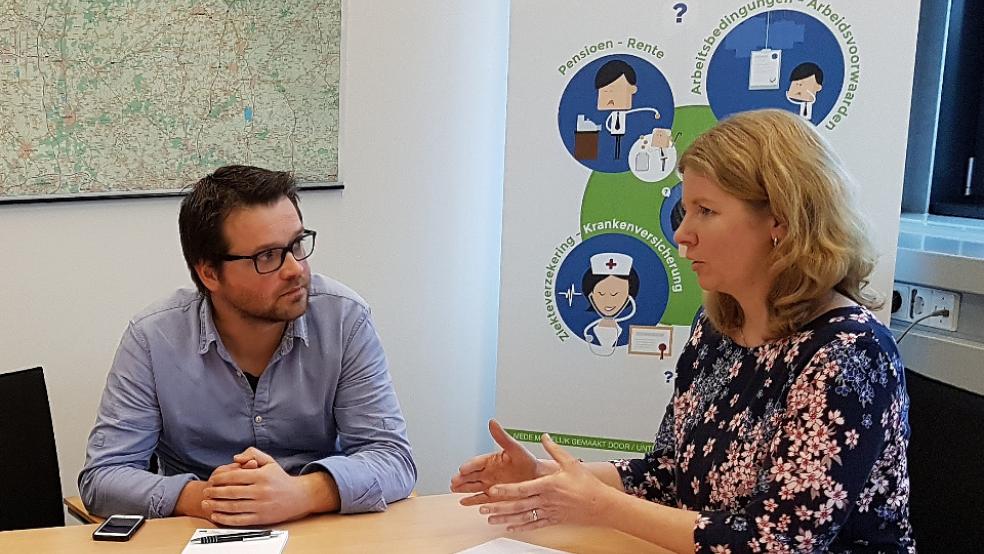 Beraten im Grenz-Info-Punkt (GIP) des Zweckverbandes Ems Dollart Region (EDR) in Bad Nieuweschans: Michiel Malewicz und Kerstin van Hoorn. © Foto: EDR