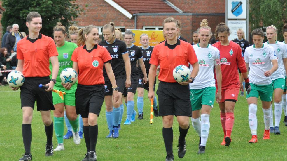 Tom Jungeblut (links), Anja Klimm (vorne) und Ihno Dreesmann pfeifen gelegentlich zusammen - so wie hier beim Freundschaftsspiel zwischen dem PEC Zwolle und Werder Bremen im Sommer 2019 auf dem Sportplatz von Borussia Leer. © Foto: Rauch