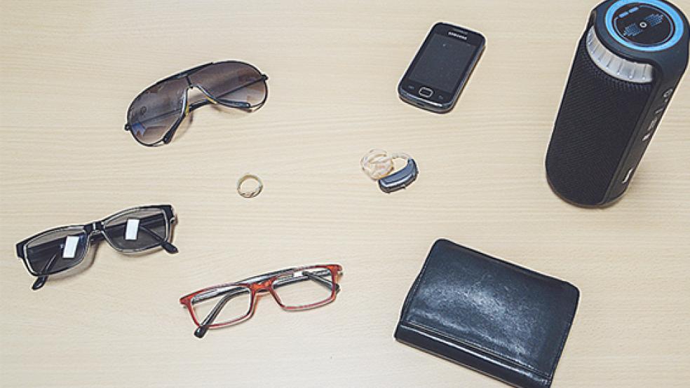 Auch ein Hörgerät ist unter den Fundsachen im Rathaus in Weener zu finden.  © Foto: Beier (Stadtverwaltung) 