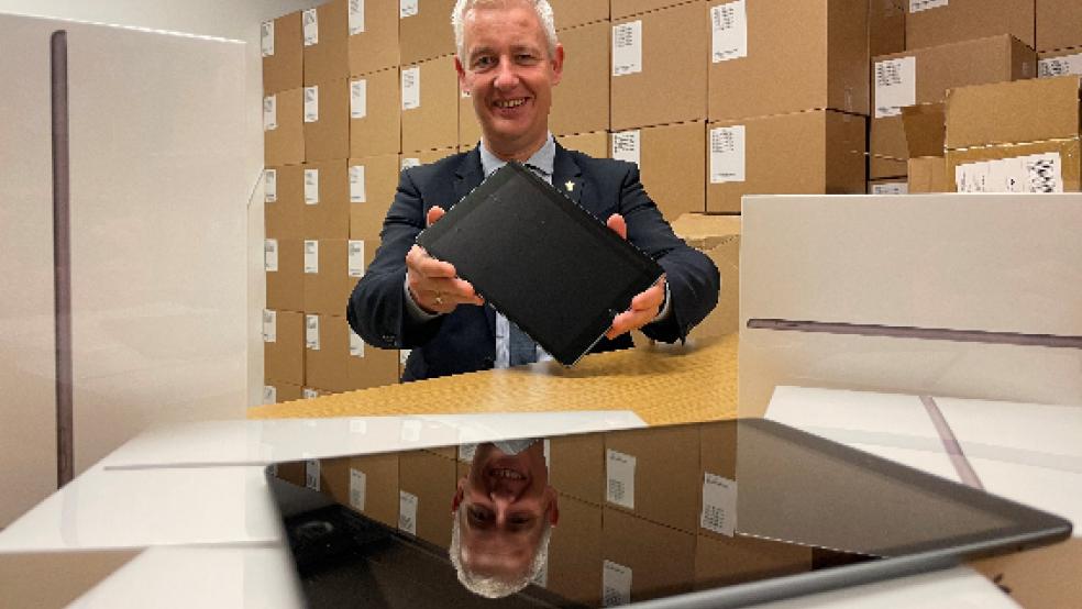 Landrat Matthias Groote präsentiert die Tablets für die kreiseigenen Schulen. © Foto: Landkreis Leer
