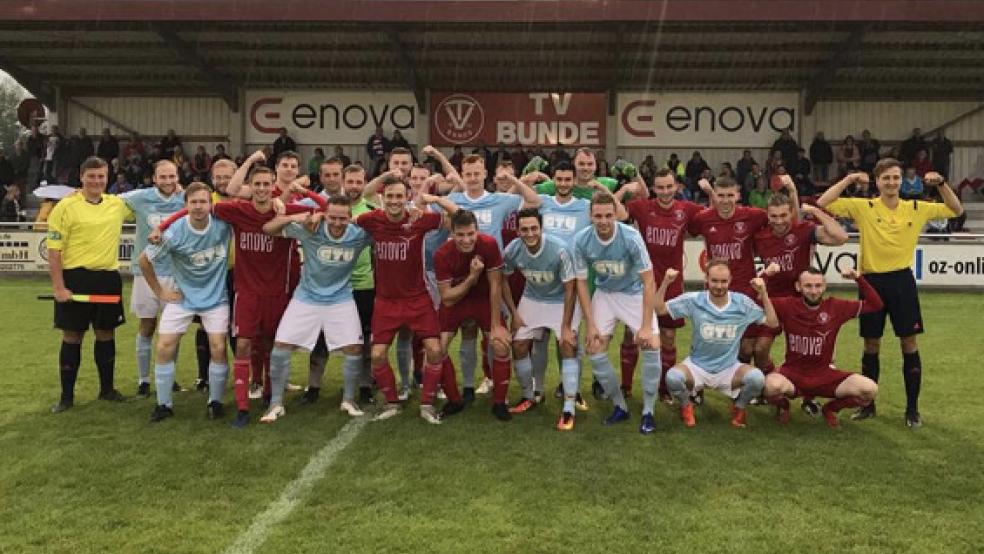 Der TV Bunde, der SV Holtland und das Schiedsrichter-Team schickten mit diesem Foto am 29. August 2018 eine Botschaft an Tido Tuitjer: »Stay strong«. © Foto: privat