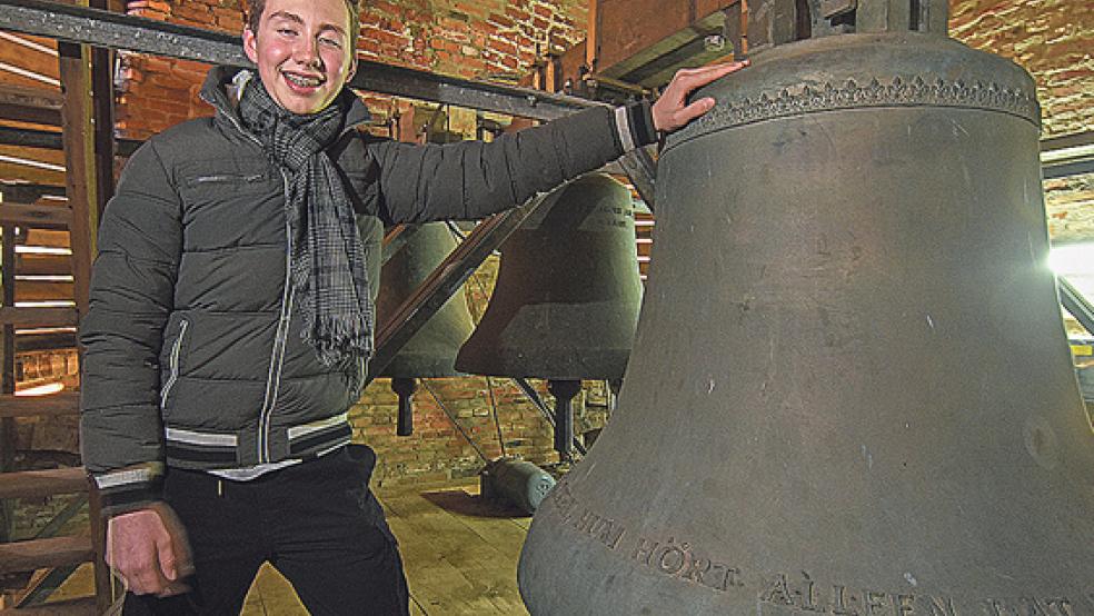 Wo man die Zeit und das mögliche Geläut im Blick haben sollte: Raik Marquardt zeigt »seine« Glocken im Turm der Rieper Kirche.  © Foto: Axel Pries