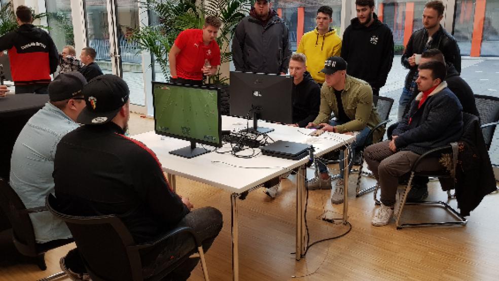 Duelle zwischen zwei Zweier-Teams wird es im E-Football vorerst corona-bedingt nicht mehr geben - weder in den Ligen des NFV-Kreises Ostfriesland noch in der VF-Liga der E-Sports-Sparte des VfL Fortuna Veenhusen. © Foto: Born