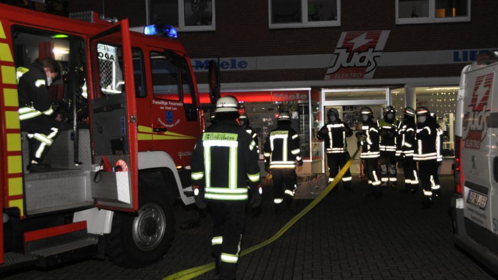 Mit einem Großaufgebot rückte die Feuerwehr an. © Foto: Wolters