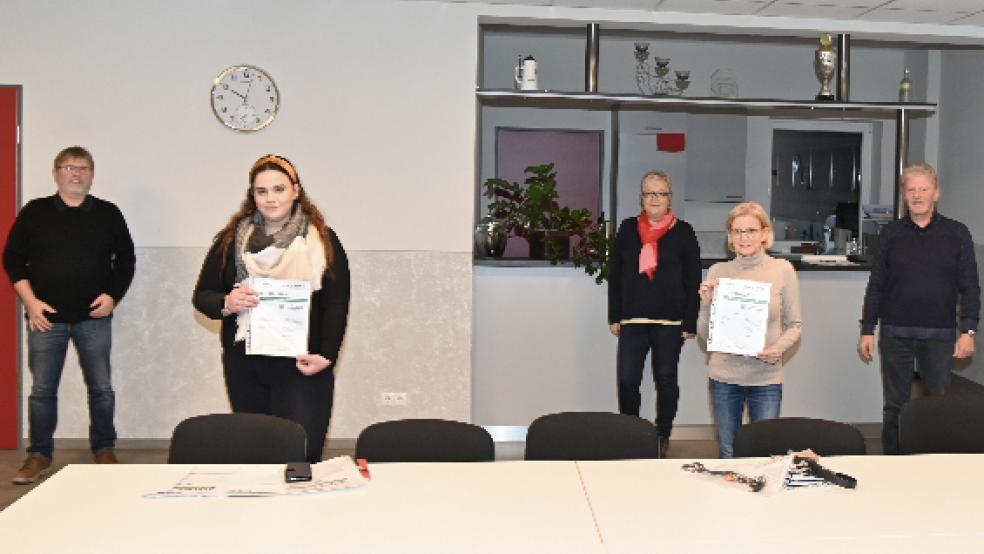 Wilhelm Timmer (links) überreichte die Urkunden für das »Qualitätssiegel Pluspunkt Gesundheit« an Lea Burtscher (Zweite von links) und Astrid Broß (Zweite von rechts). Johanna Bollmann (Spartenleiterin Turnen) und Geschäftsführer Reinhard Borchers gratulierten. © Foto: Bruins