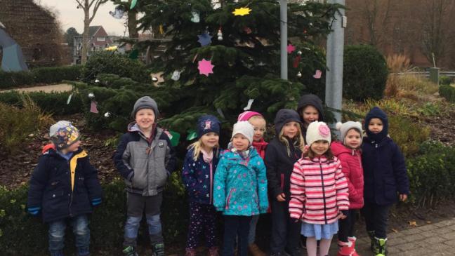 Kinder schmücken Weihnachtsbaum