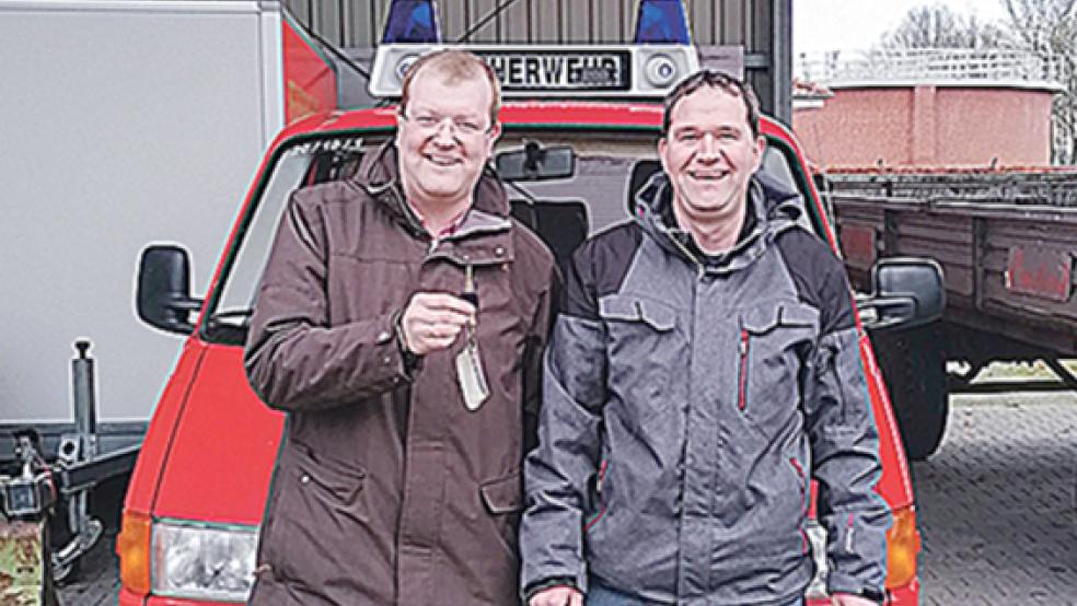 Die Gemeinde Bunde hat erfolgreich über das Internet-Portal »Zoll-Auktion« ein ausgemustertes Feuerwehrfahrzeug verkauft. Christoph Akkermann (links) und sein Bruder Heiko aus Weener hatten das höchste Gebot abgegeben und sind somit die neuen Besitzer. © Foto: Gemeinde Bunde