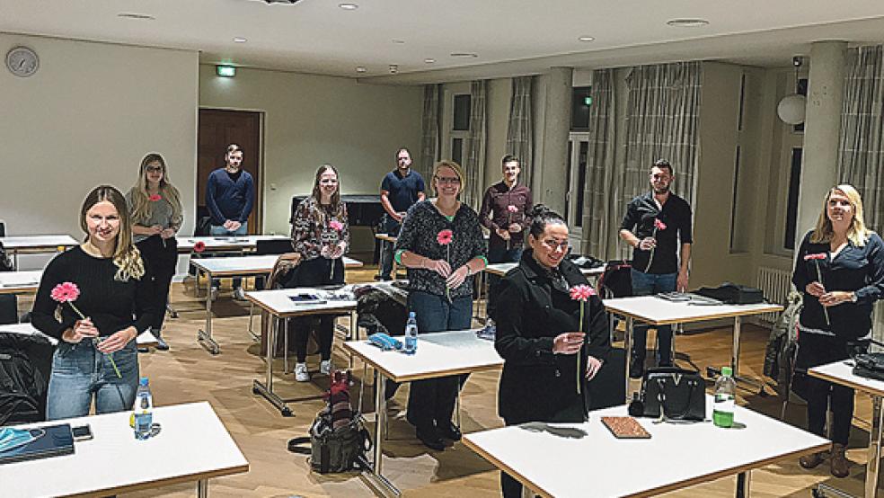 Das sind die Absolventen der Weiterbildungslehrgänge Wirtschafts- und Industriefachwirt (IHK) sowie der Ausbildereignungsprüfung (IHK): Axana Albrecht, Adrian Bak, Kathrin Brand, Andrea Fennen, Andre Iken, Thorsten Kaminski, Christoph Lüppers, Janka Schulte, Franziska Schwindel und Lisa Wilms. Auf dem Foto fehlen Timo Blumhoff, Sarah Jungsthöfel, Yannick Krey, Veronika Lenger, Mike Schulte sowie Lisa Siemer.  © Foto: VHS