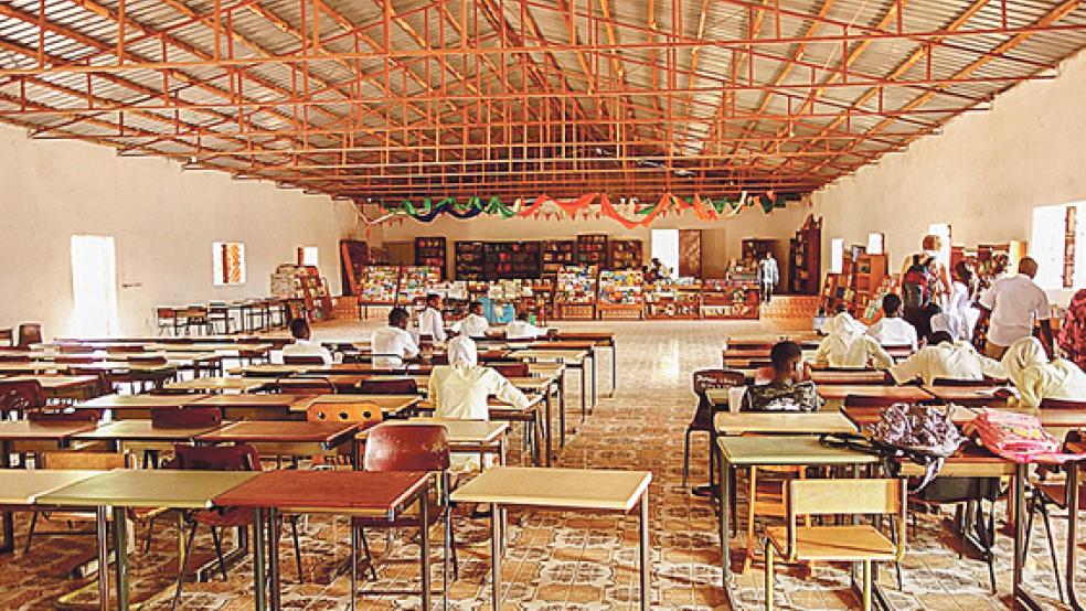 Die »Assembly Hall« der Sukta Upper Basic and Senior Secondary School (Susss). Die provisorisch dort untergebrachte Bibliothek hält derzeit bereits rund 16.000 Bücher bereit, die zum Teil über den Förderkreis beschafft wurden. © Foto: privat