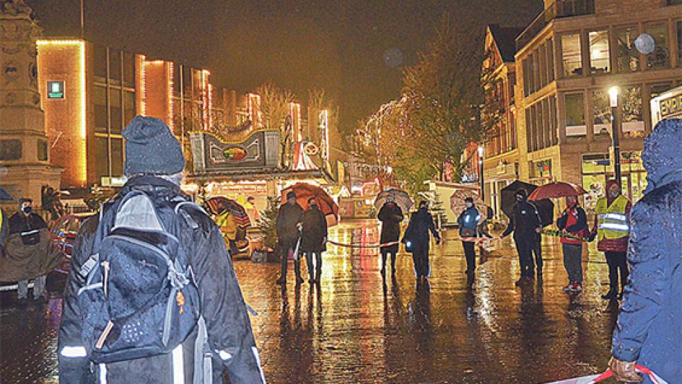 Rund 50 Teilnehmer trotzten dem Regenwetter und bildeten eine Menschenkette in der Leeraner Innenstadt. © Fotos: Ammermann