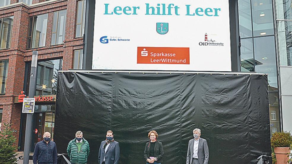 Stellten die LED-Wand vor: (von links) Stefan Schwarte (Autohaus Gebr. Schwarte), Klaus und Ekko Gosch (Ostfriesische Dienstleistung GmbH), Bürgermeisterin Beatrix Kuhl und der Vorstandsvorsitzende der Sparkasse, Heinz Feldmann. © Foto: Ammermann
